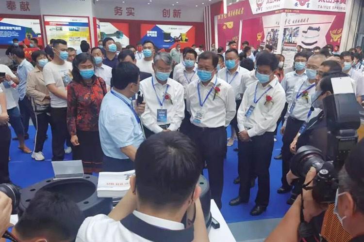 熱烈歡迎梁山縣委賈書記陪同國家市場監管總局丁司長、國家工信部裝備司王司長親臨正陽集團展廳視察工作